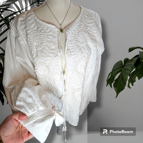 NWOT White Embroided Boho Tassle Mid Sleeve Top (Large) - Picture 2 of 8